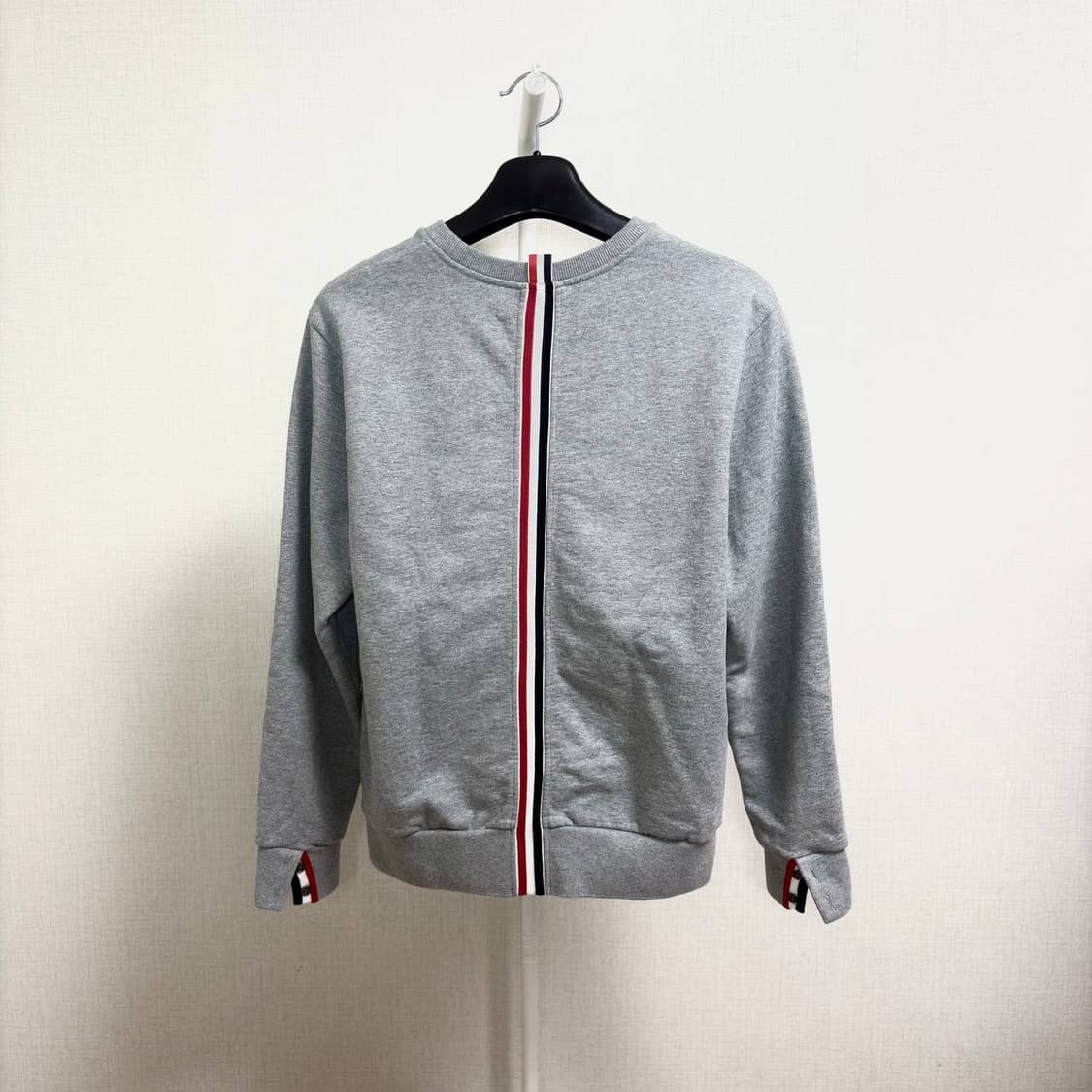 [2] 톰브라운 백삼선 맨투맨 그레이 상품이미지1