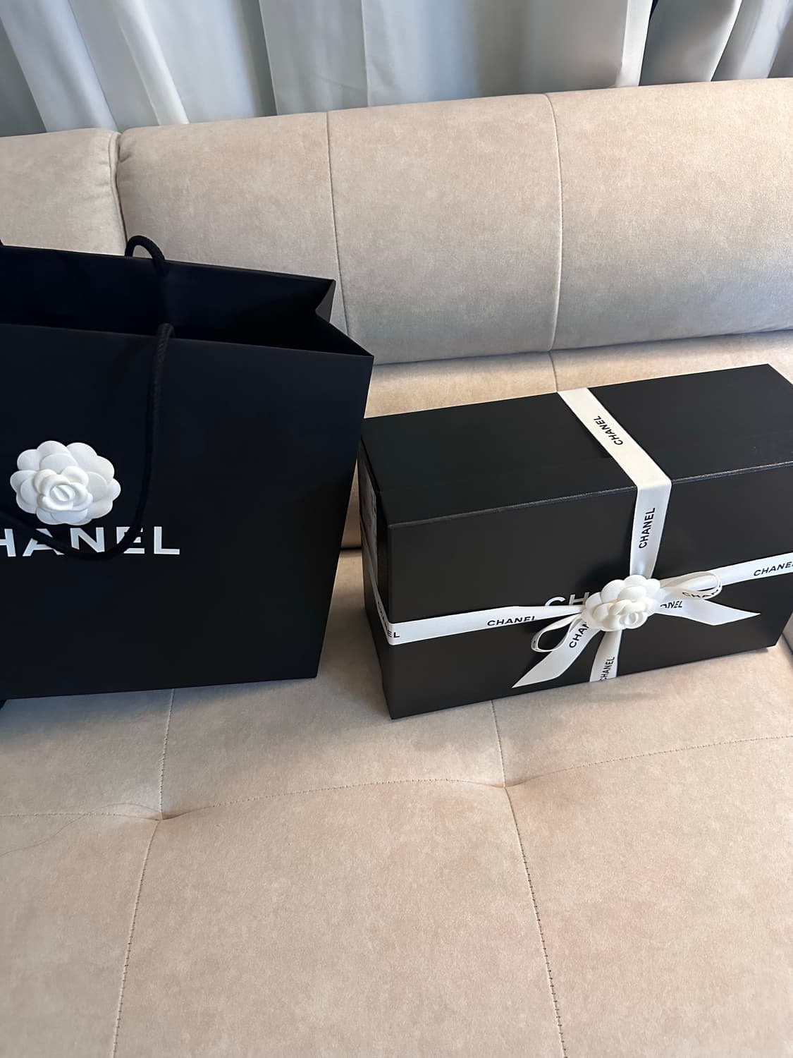 샤넬  카프스킨 CC 로고 스니커즈  41 사이즈 거의새상품 상품이미지1