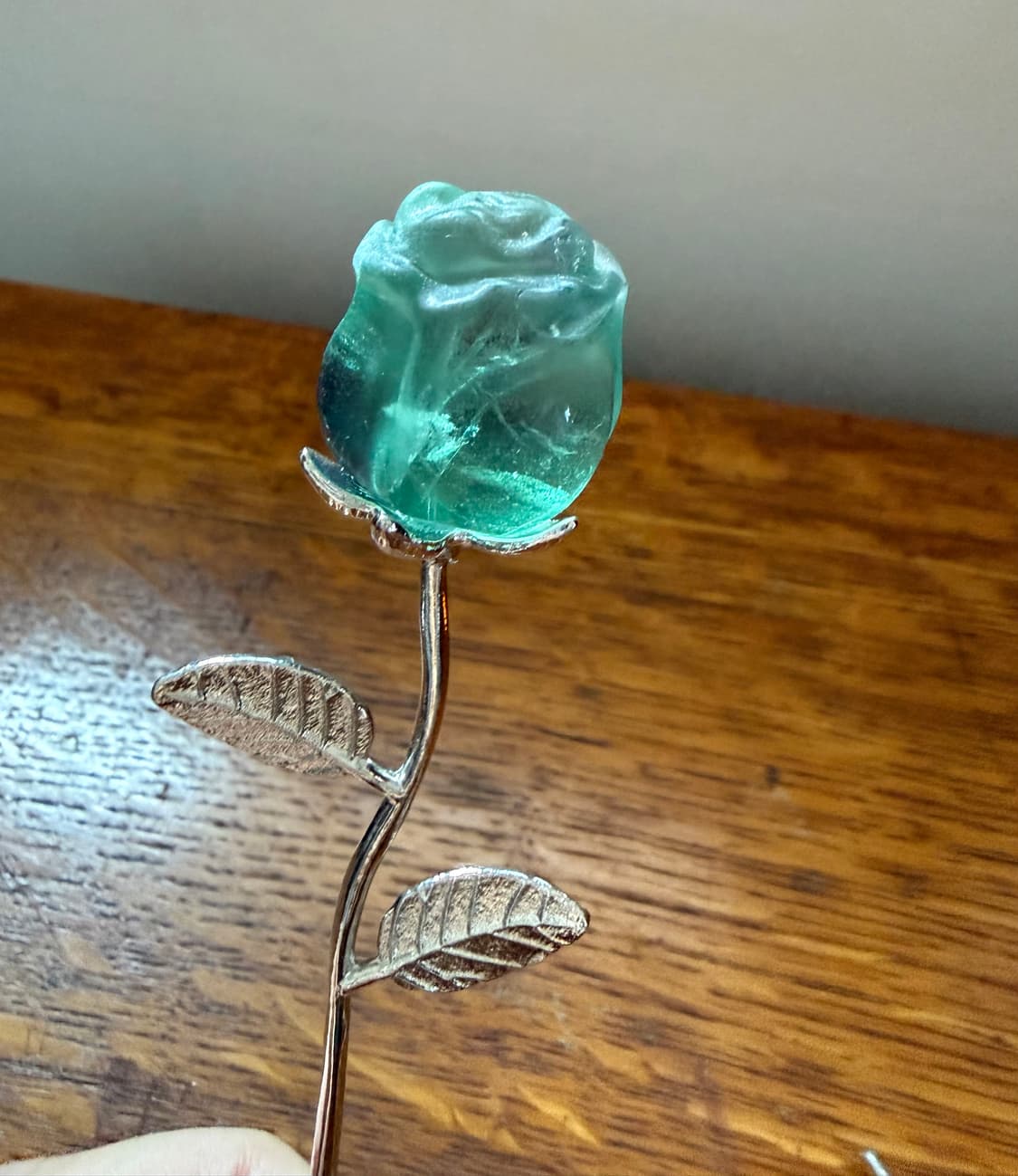 천연 플로라이트 원석으로 제작된 장미 오브제입니다. 상품이미지3