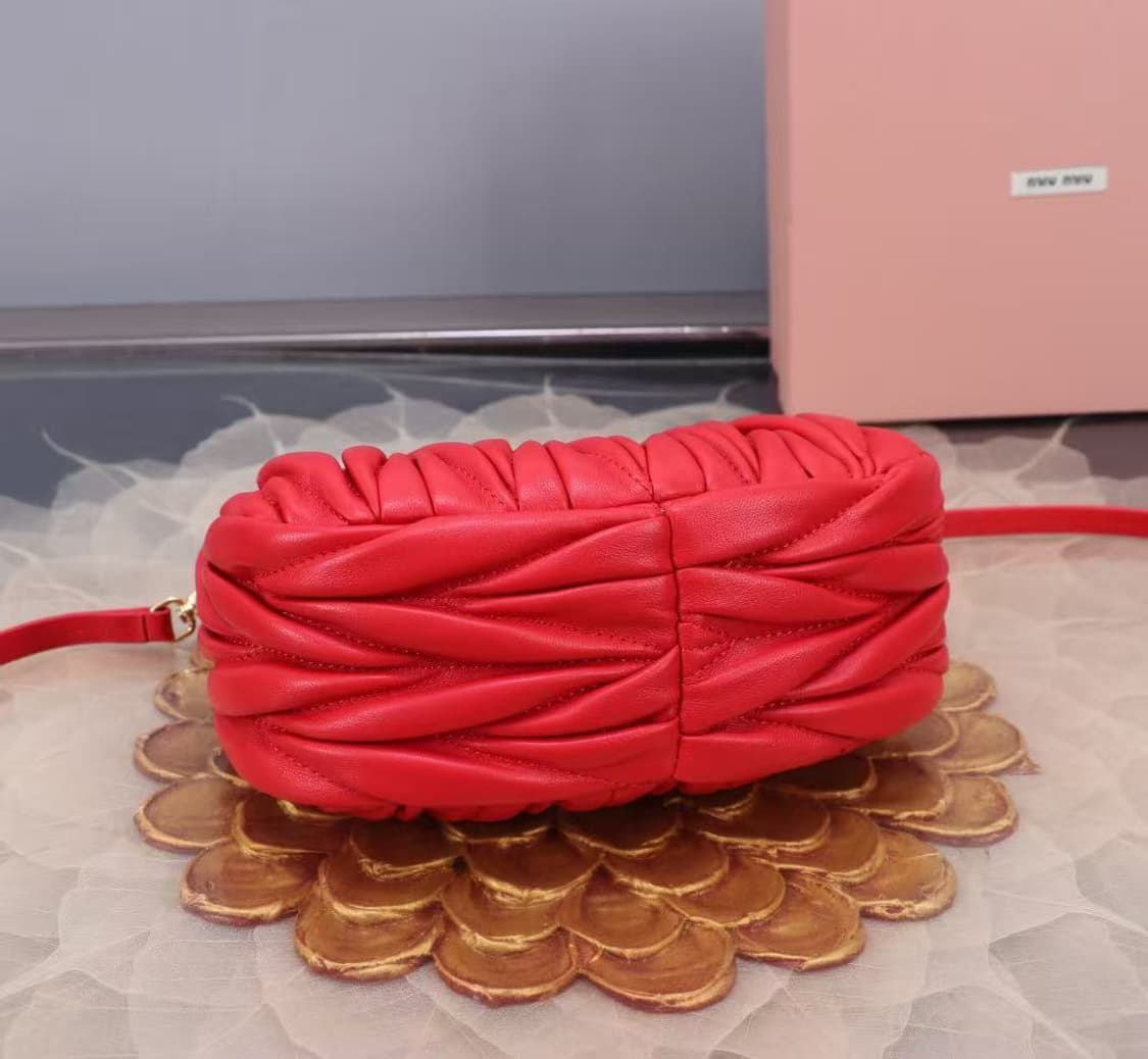 미우 미우 완더 마테라쎄 나파 가죽 호보 미니백 레드 상품이미지2
