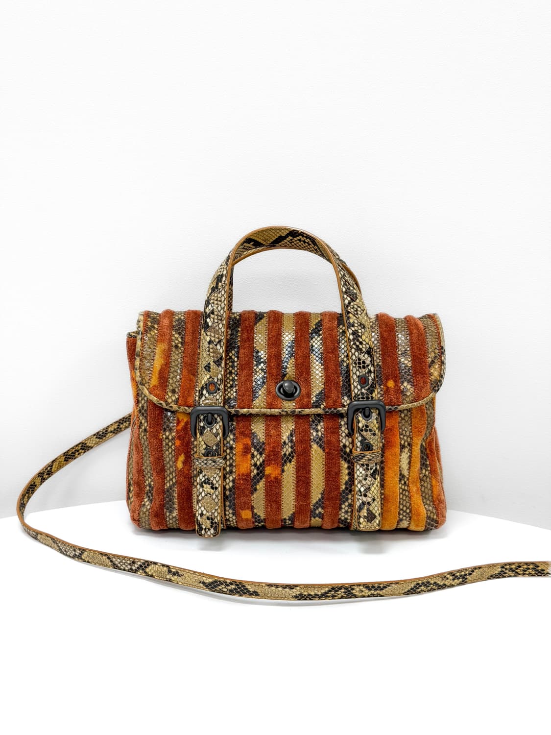 보테가베네타 벨벳 에어스 스네이크스킨 사첼백 상품이미지4