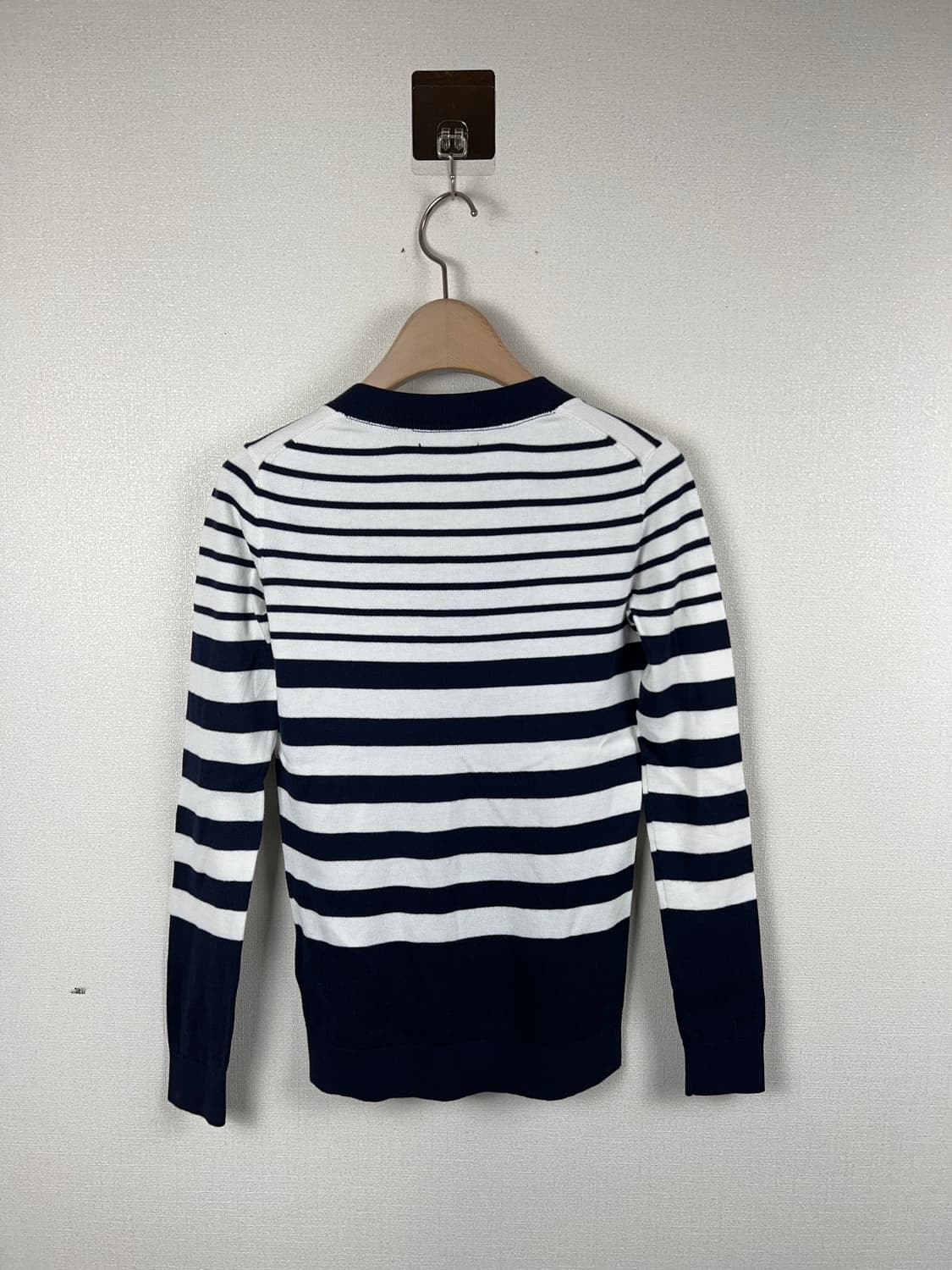타미힐피거  여성 스트라이프 브이넥 경량 니트 44 상품이미지2