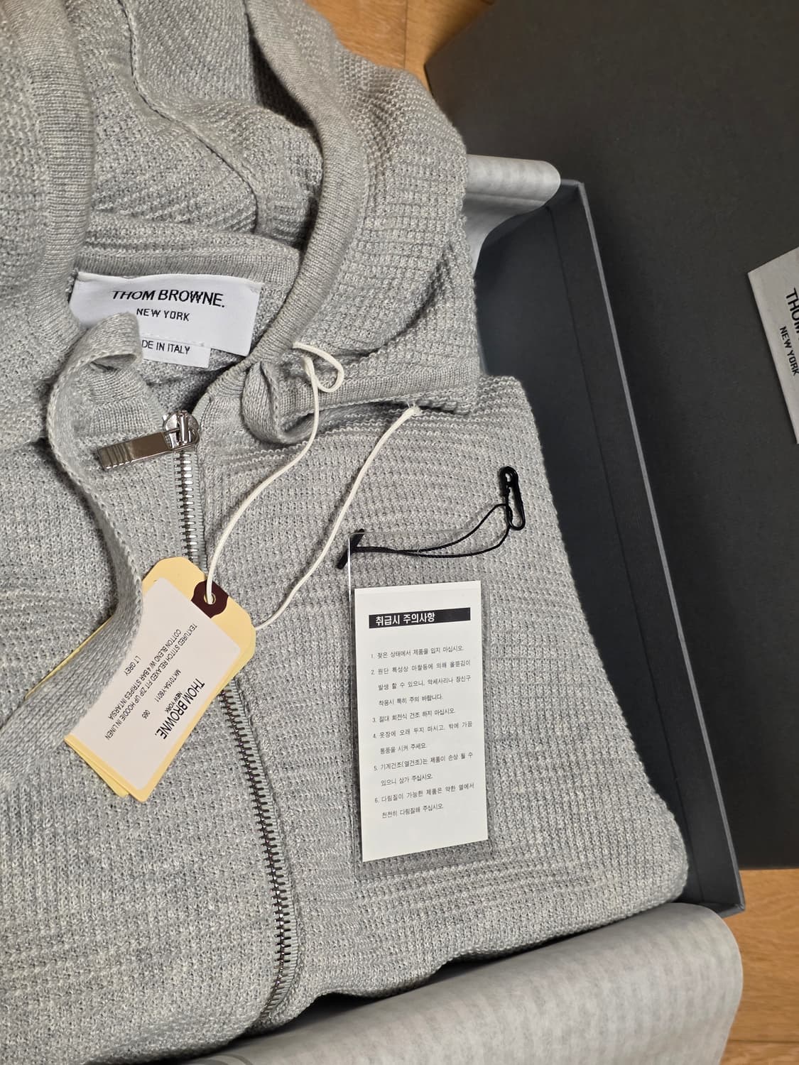 [25년신상] 톰브라운 울 린넨 와플 후드 집업 3사이즈 상품이미지1