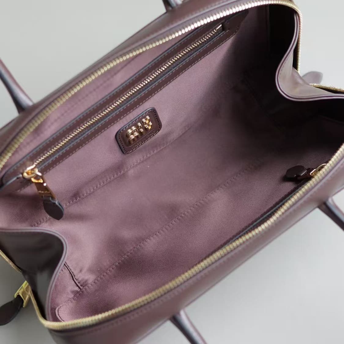 미우 미우 가죽 탑 핸들백 상품이미지6