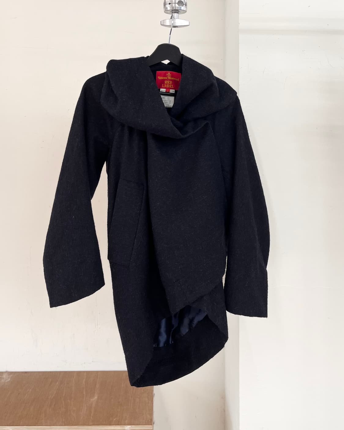 비비안 웨스트우드 레드라벨 드레이프 타이 넥 울 코트 상품이미지1