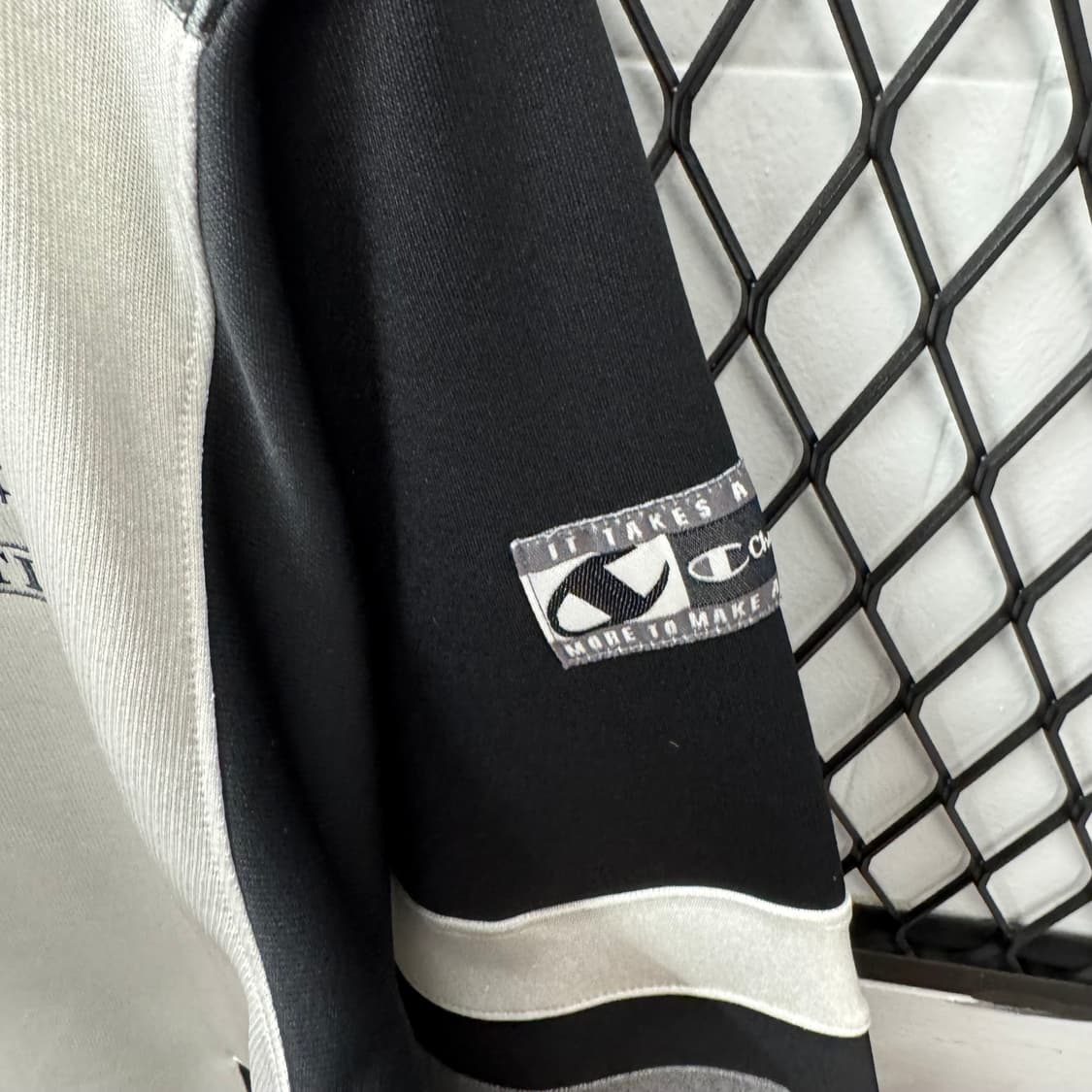 챔피온 어센틱 후드 집업 레터링 포인트 화이트 블랙 배색 상품이미지6