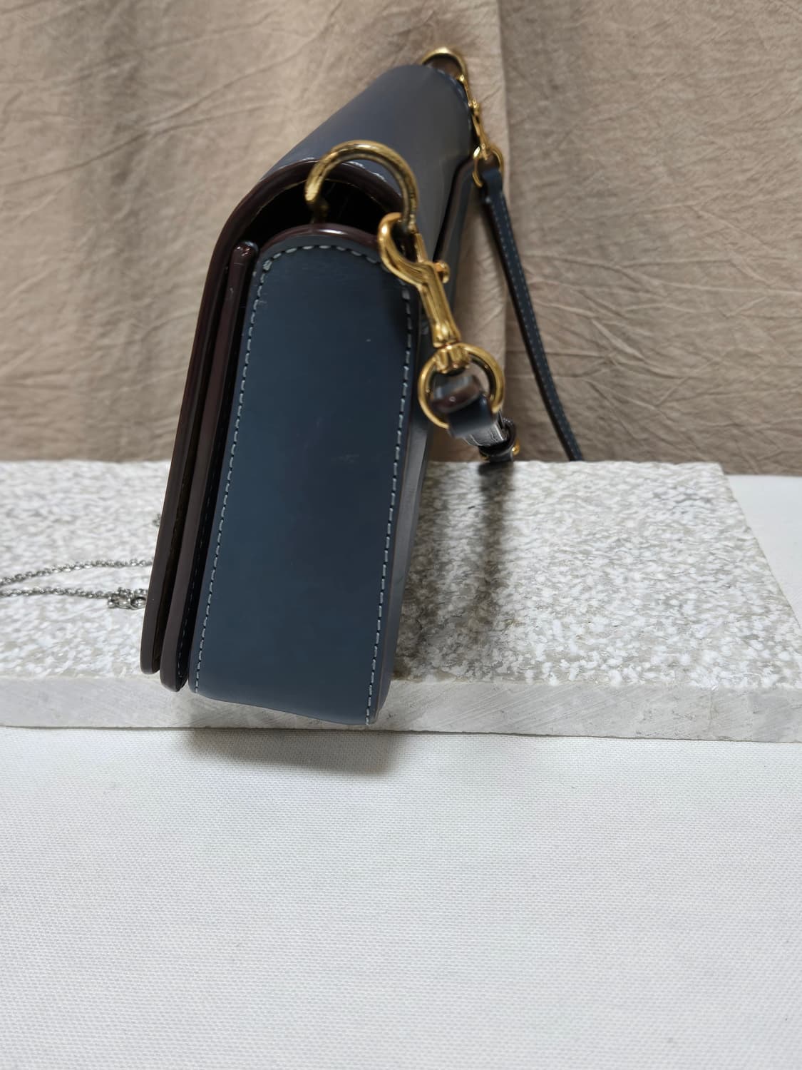 코치 블루 레더 크로스백 상품이미지3