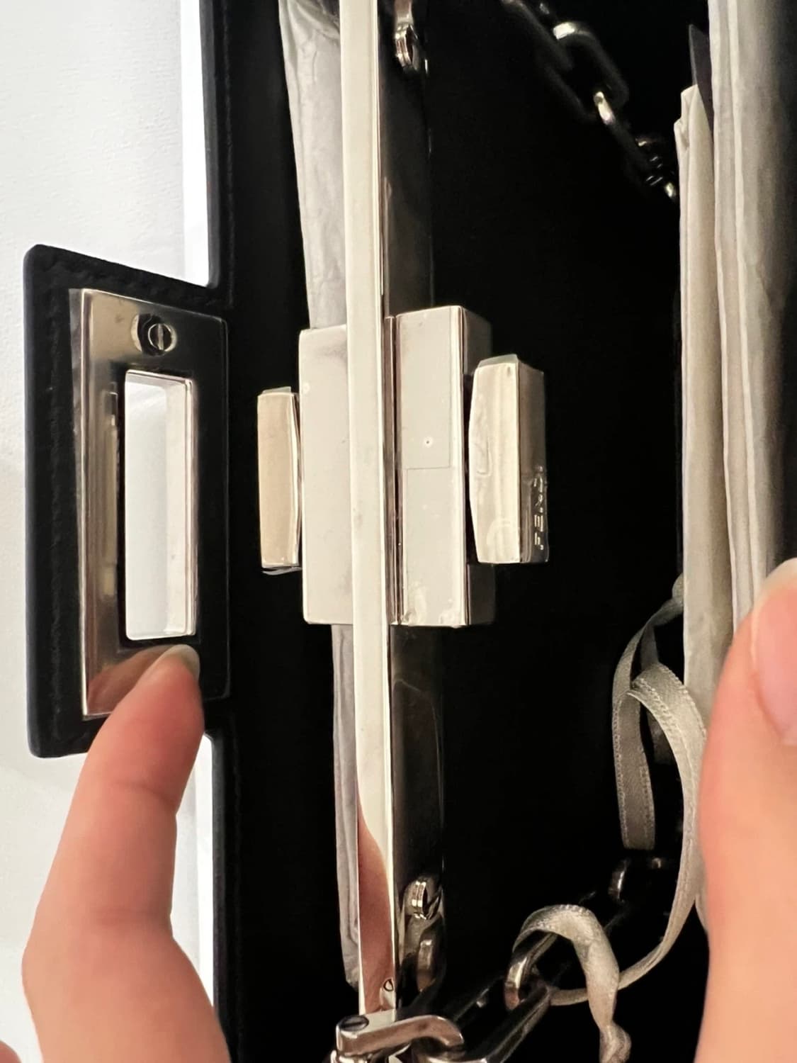 [정품/새상품급] 펜디 피카부 컷 체인 백 상품이미지8