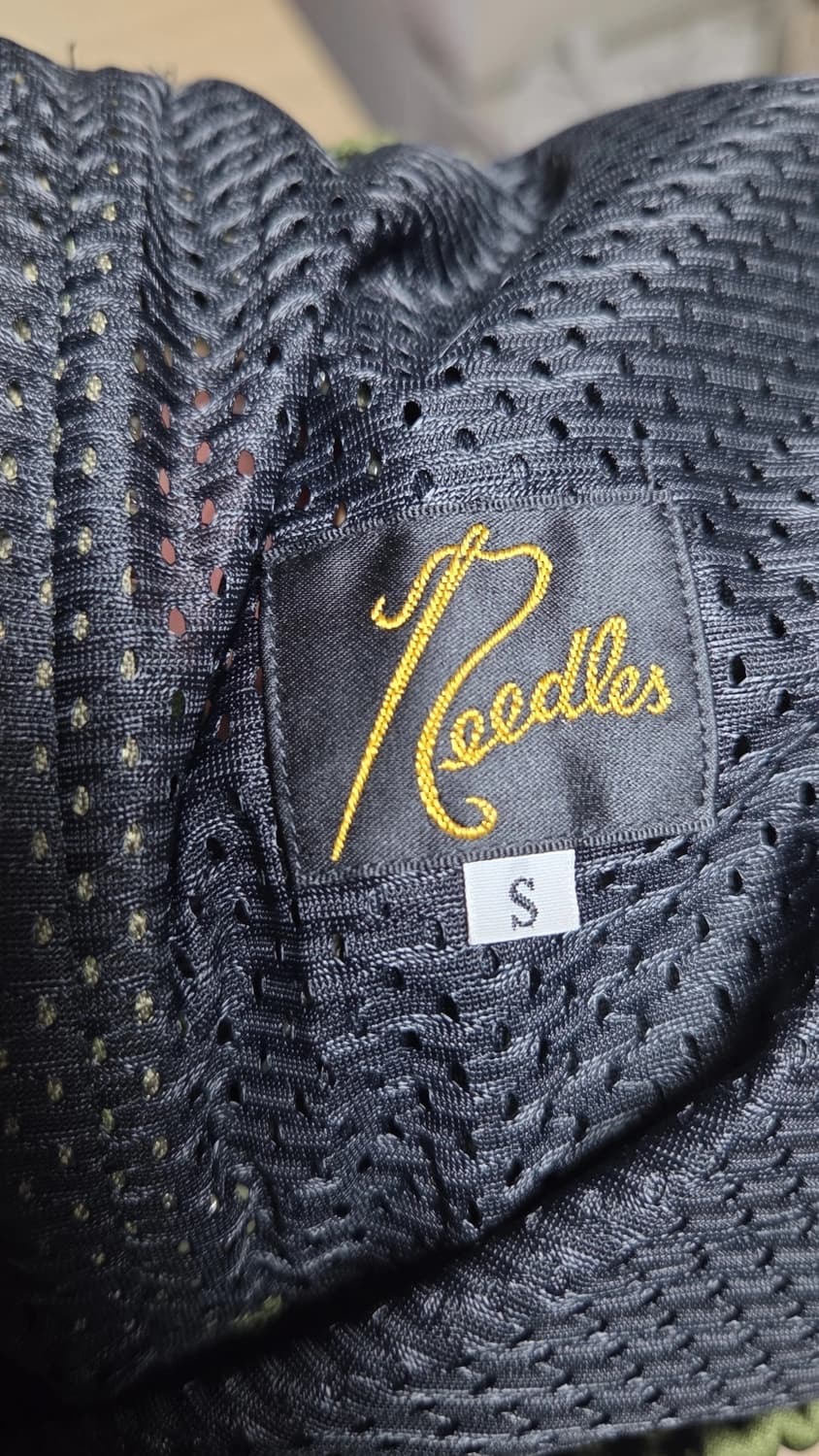 니들스 HD 트랙팬츠 올리브 s팝니다 상품이미지3