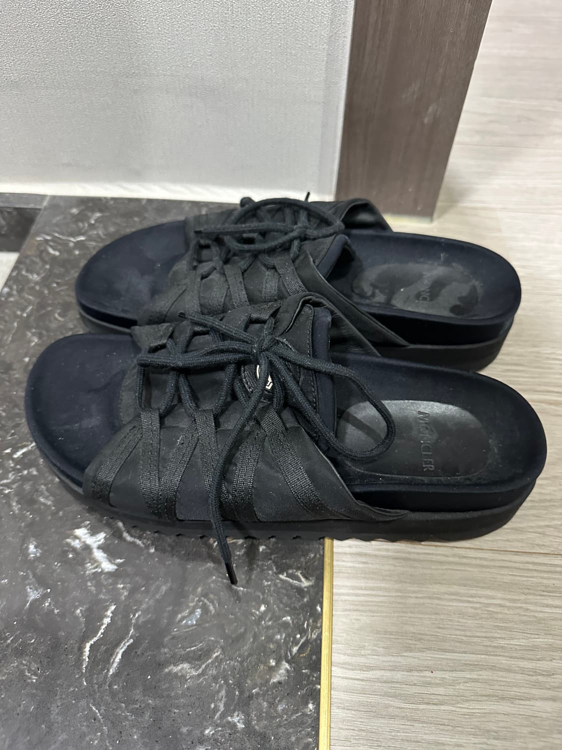 몽클레르 남성 블랙 샌들 상품이미지1