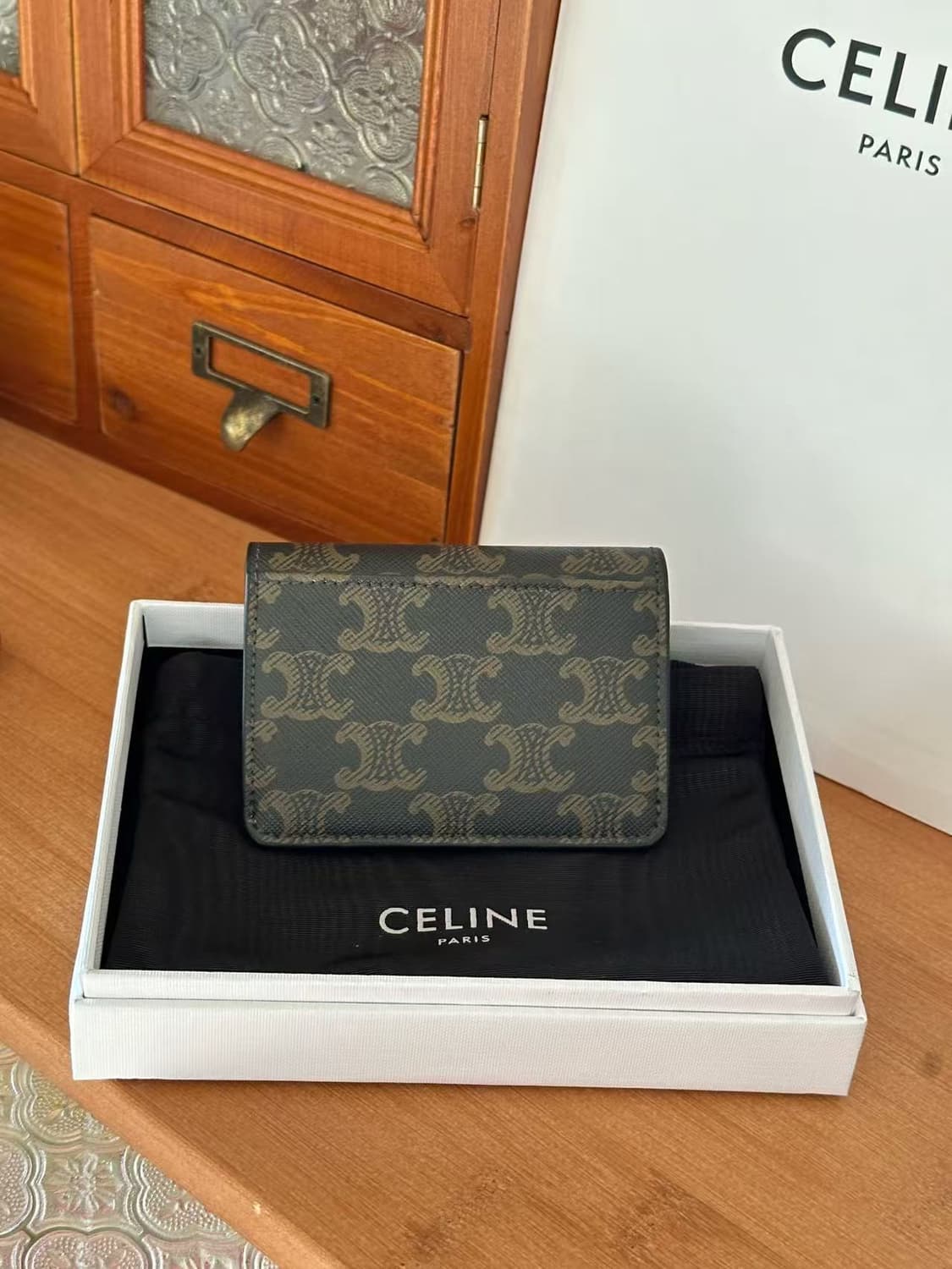 셀린느 트리옹프 캔버스 플랩 카드 홀더 탄 상품이미지2