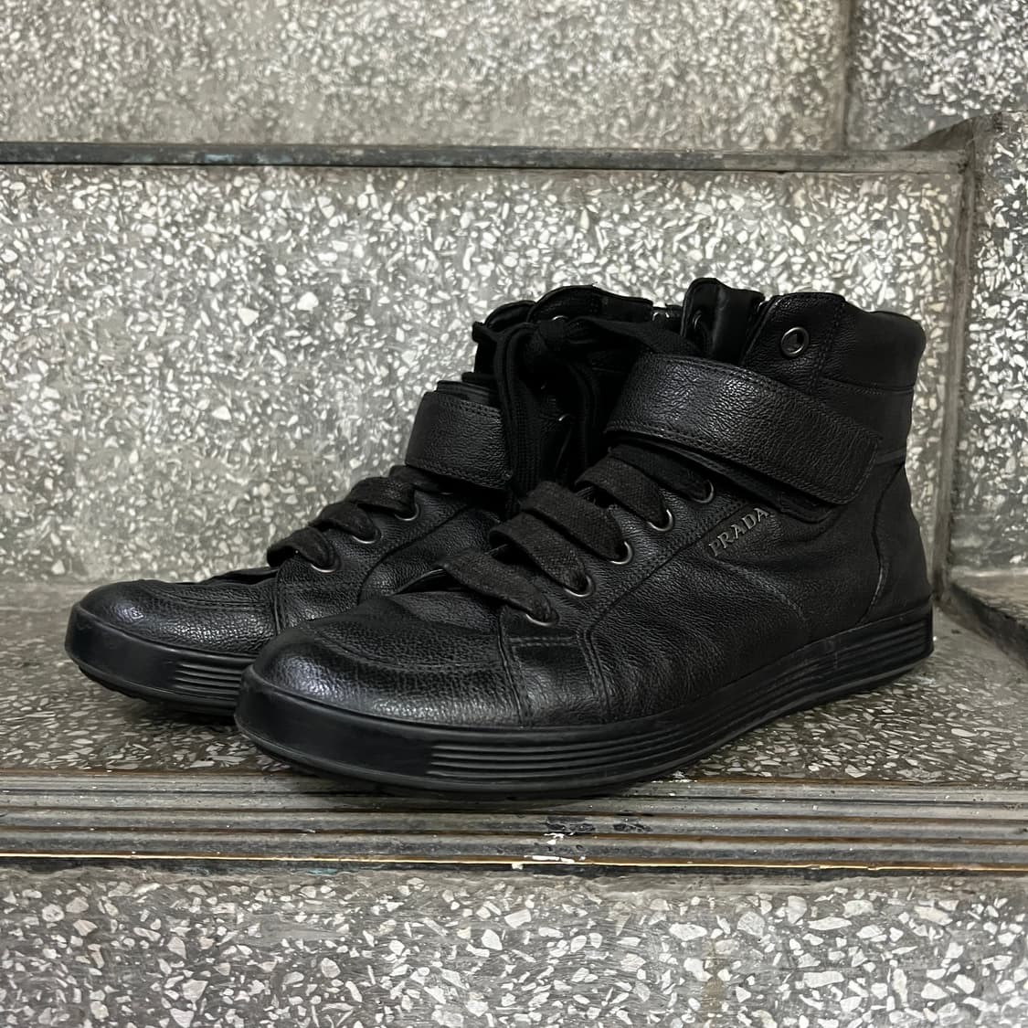 프라다 블랙 레더 벨크로 하이탑 스니커즈 상품이미지1