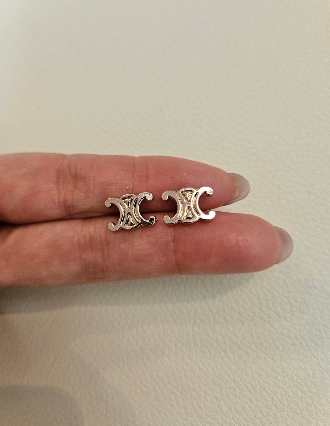 셀린느 업사이클링 스터드 핑골 귀걸이 상품이미지6