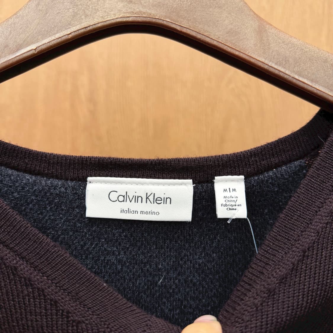 캘빈클라인 브이넥 울 니트 무지 로고 자수 디테일 레귤러핏 와인 상품이미지6