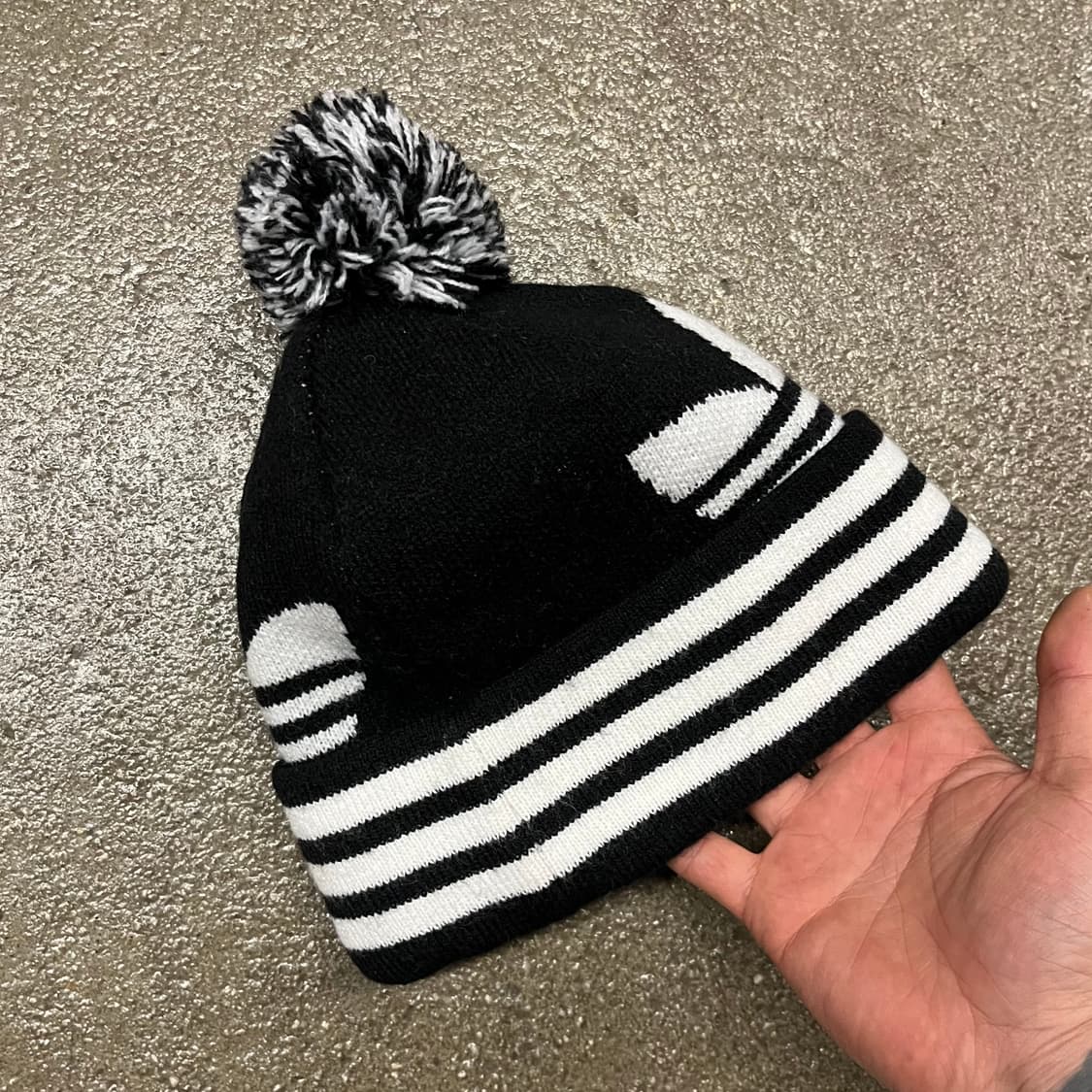 아디다스 빅 로고 방울 비니 상품이미지3