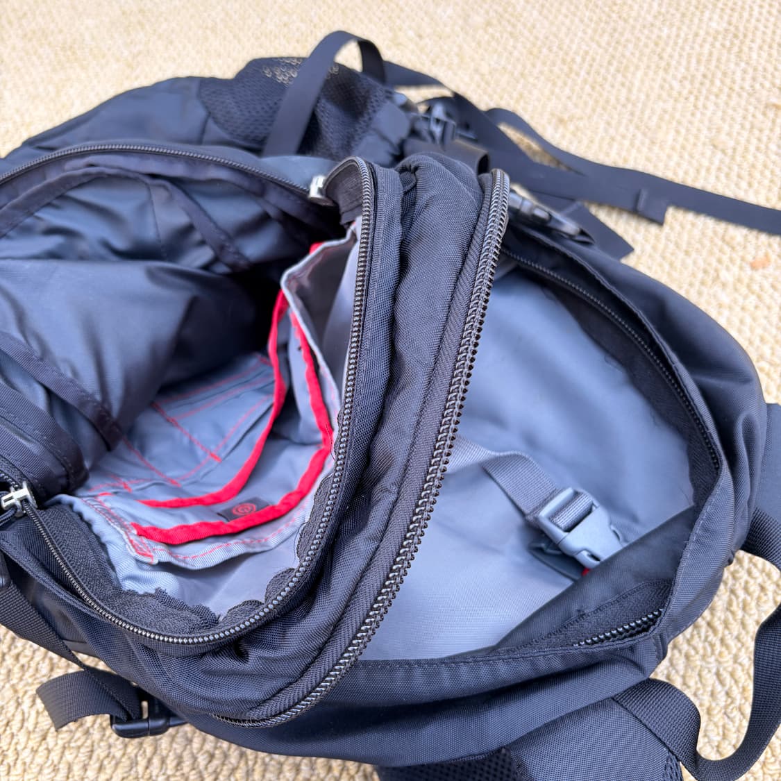 노스페이스 핫샷 블랙 백팩 28L 상품이미지3