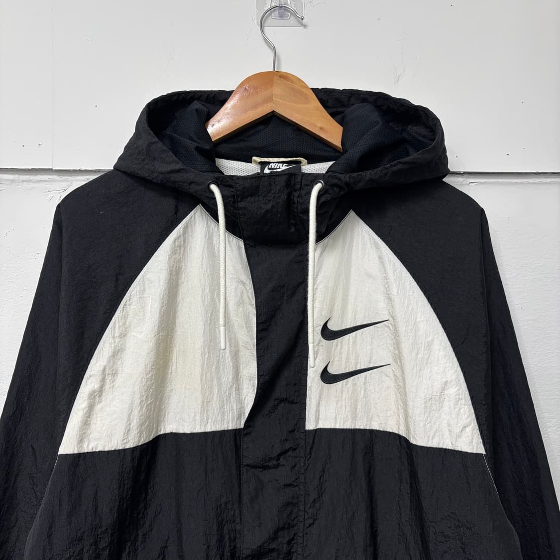나이키 더블스우시 검흰 바람막이 상품이미지3