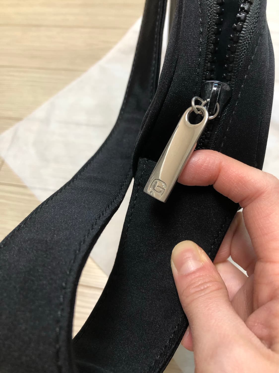 게스 검정 네오프렌 사각 숄더백 핸드백 상품이미지7