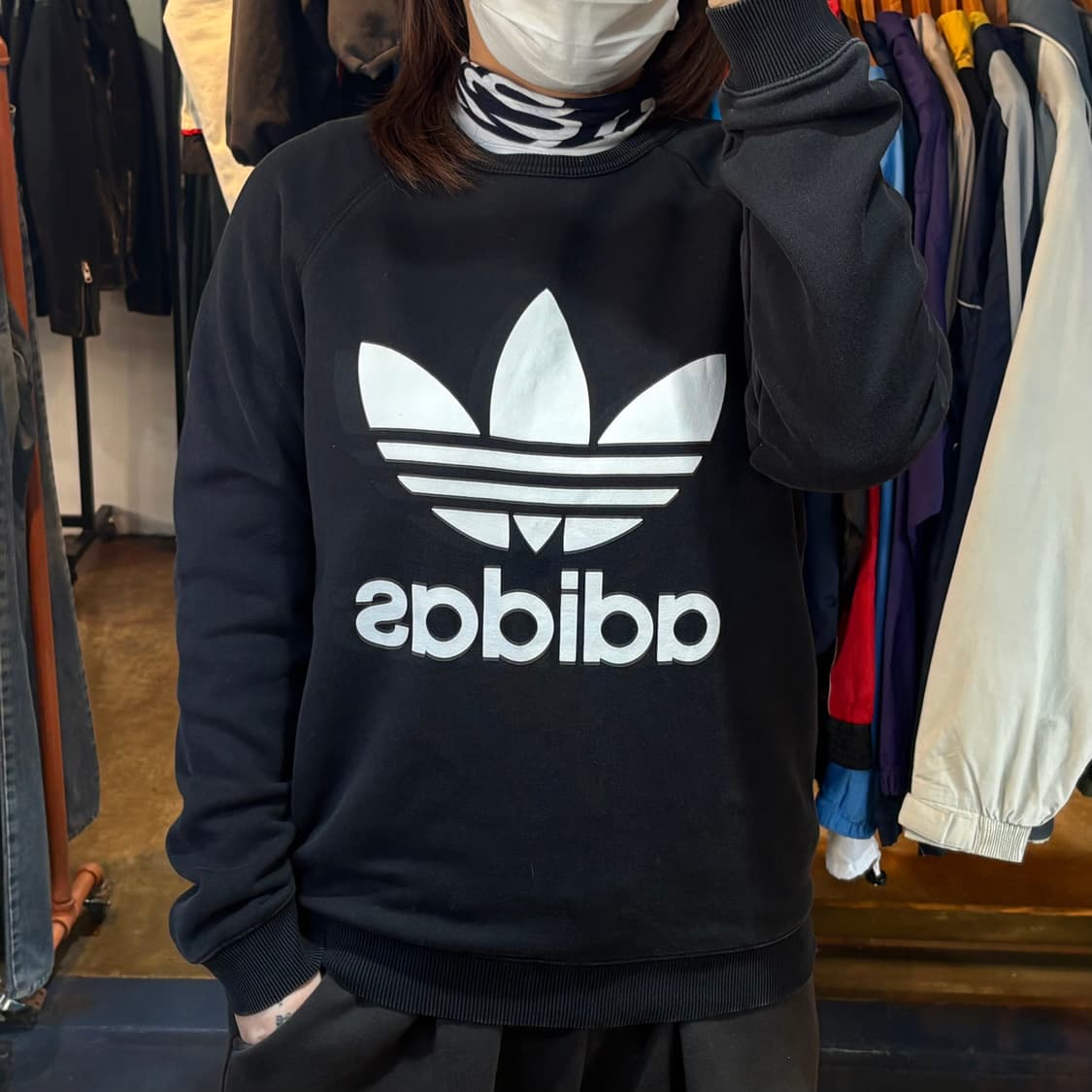 아디다스 빅로고 블랙 맨투맨 상품이미지1