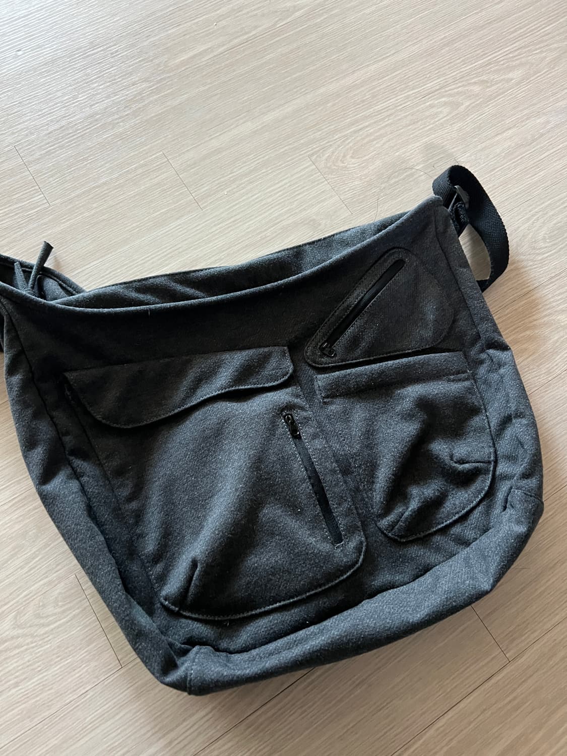 산산기어 울 바디 백 차콜 크로스백 상품이미지3