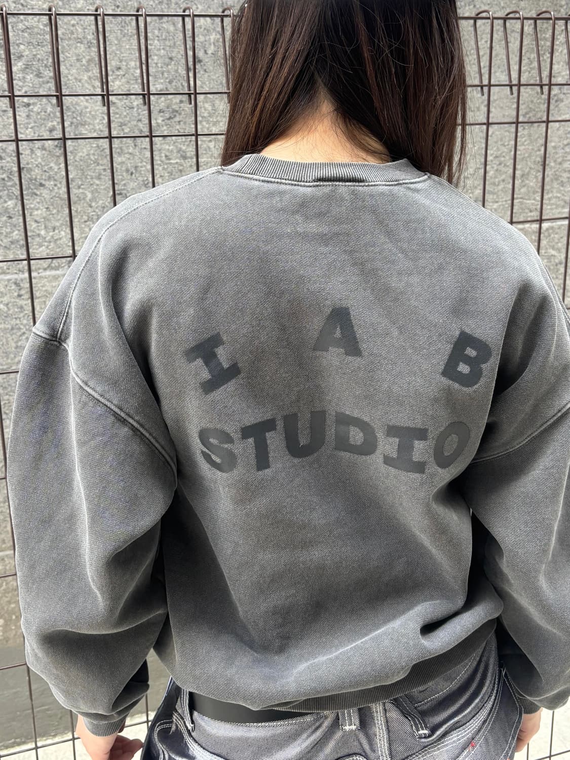 아이앱 스튜디오 차콜 맨투맨 상품이미지4