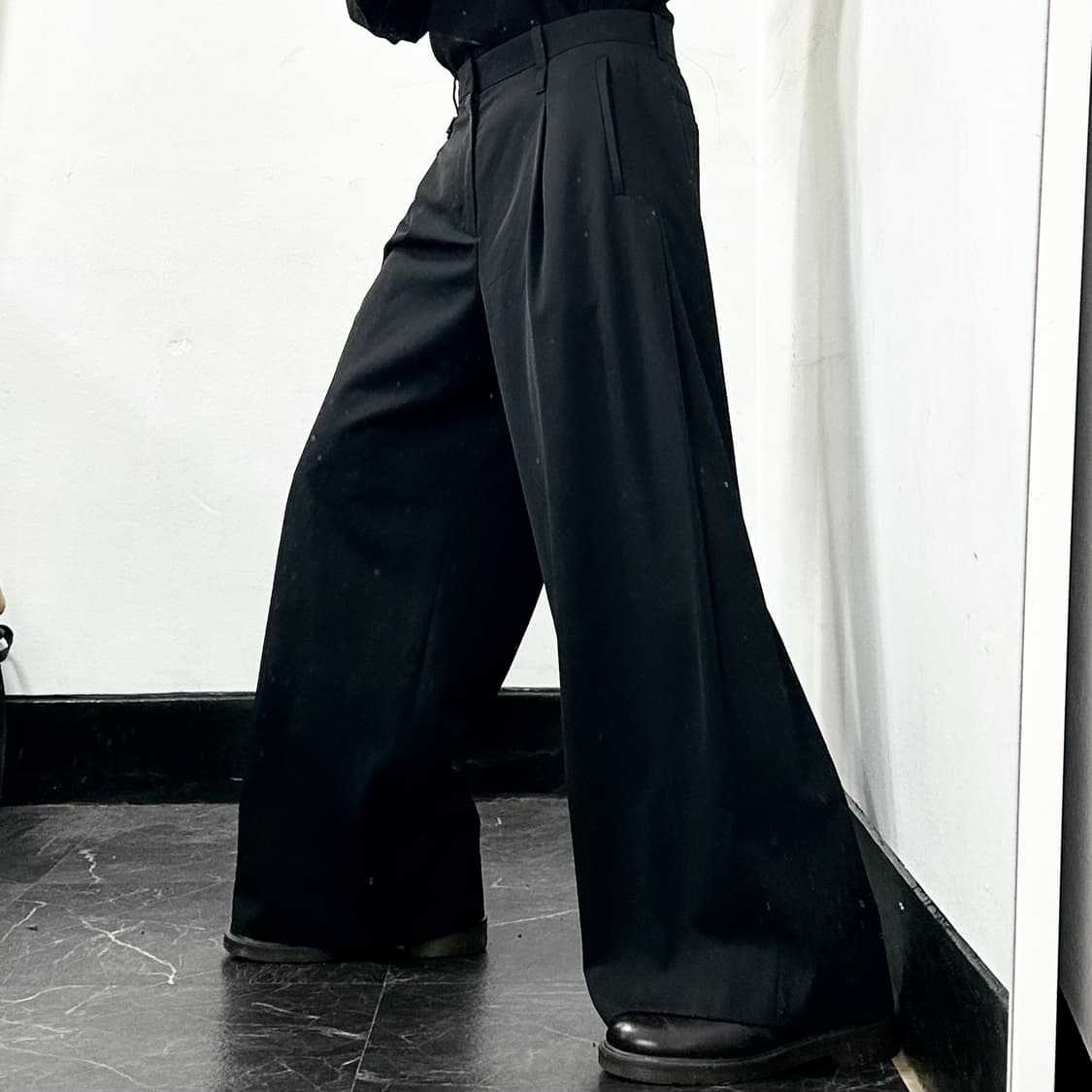 우영미 25SS 블랙 투턱 와이드 팬츠 상품이미지1