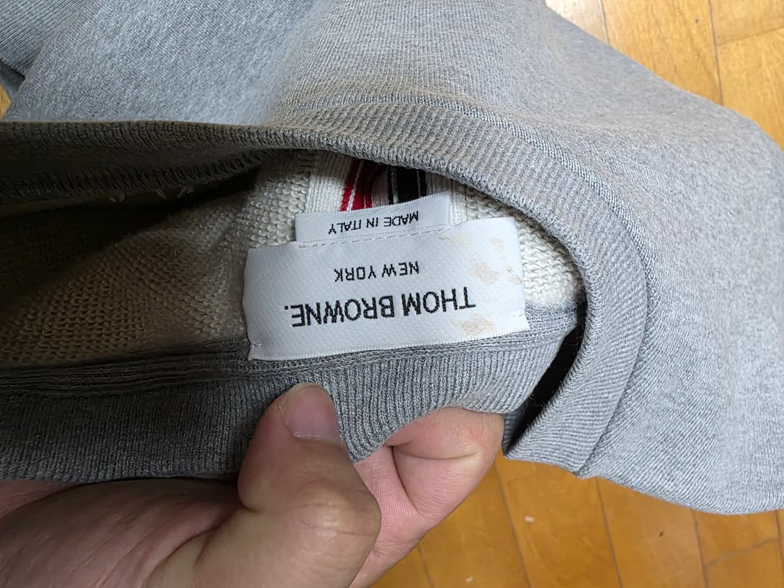 [3]톰브라운 백삼선 맨투맨 그레이 상품이미지7