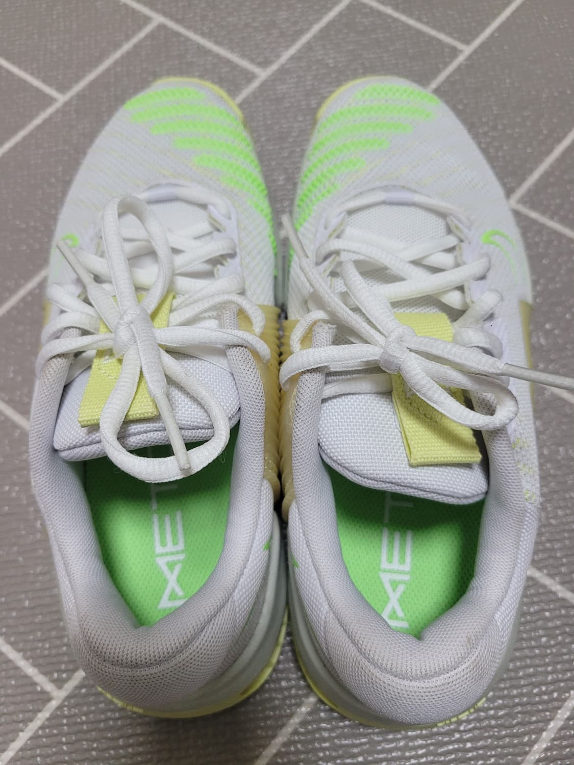 1회착) 나이키 메트콘 9 화이트 루미너스 그린 235 상품이미지5