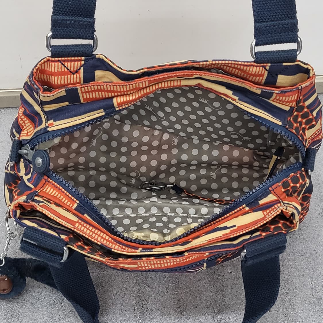 키플링 특유의 패턴이 돋보이는 토트백 상품이미지9