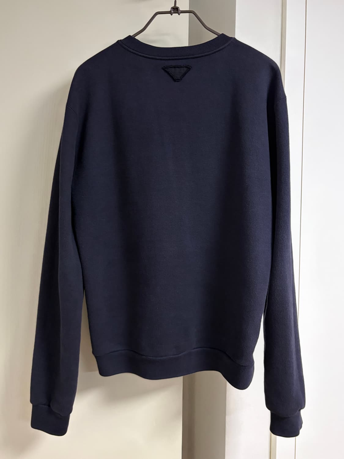 프라다 삼각로고 맨투맨 상품이미지1