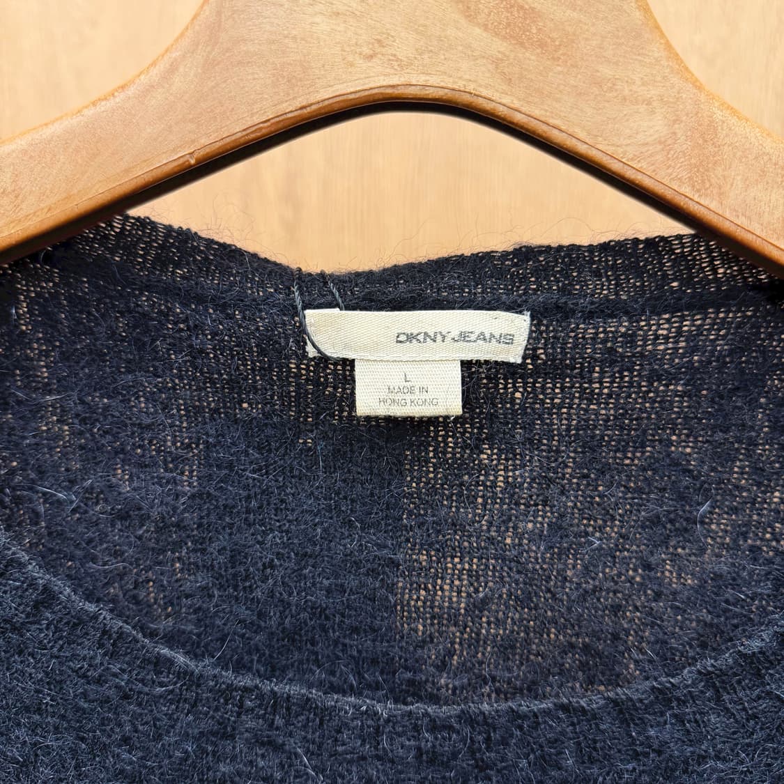 도나카란 뉴욕 라운드넥 니트 블랙 배색 로고 라벨 디테일 레귤러핏 차콜 상품이미지7