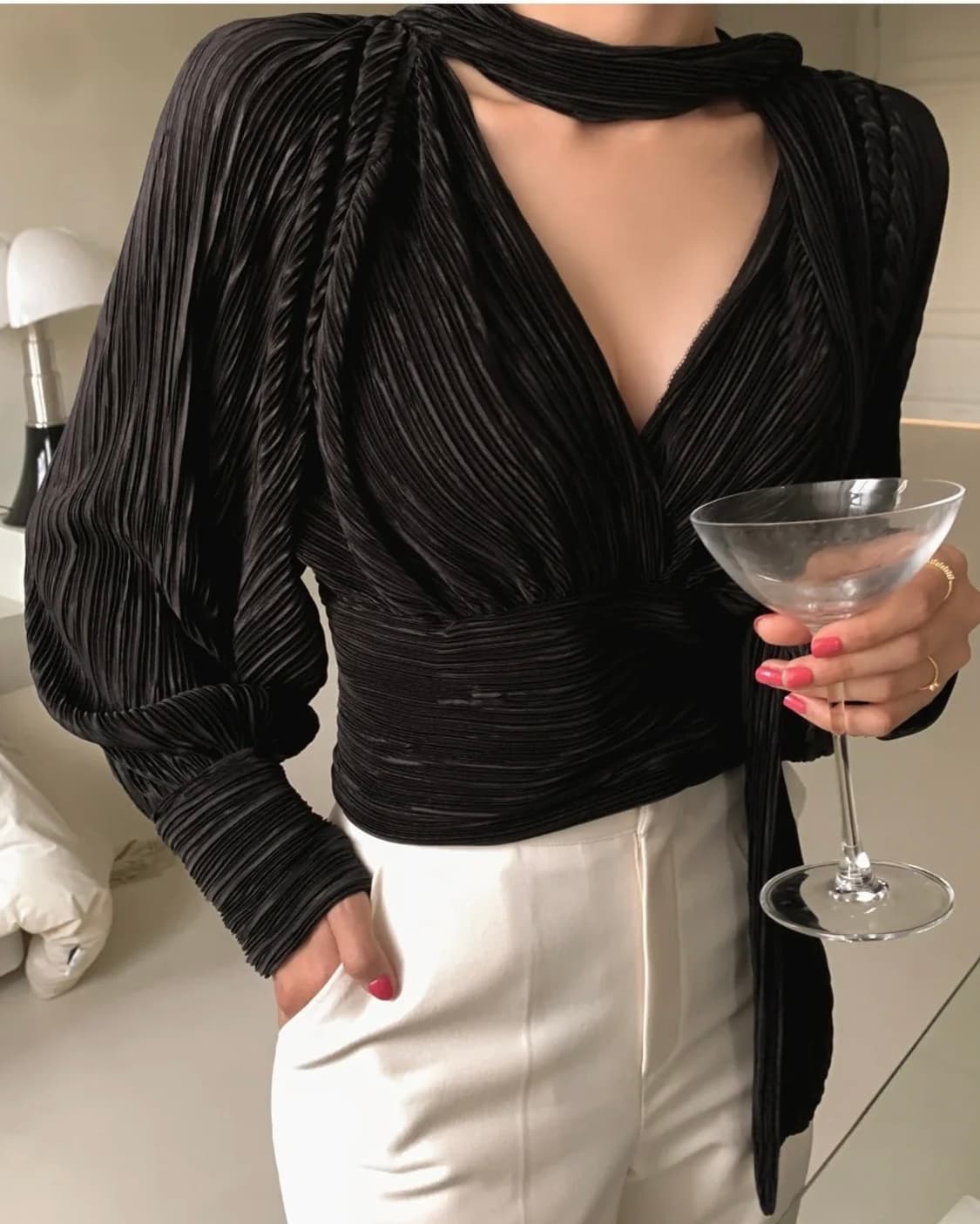 러브썸원 플리츠 스카프 랩 블라우스 - 블랙 (하객룩·연말룩 추천) 상품이미지4