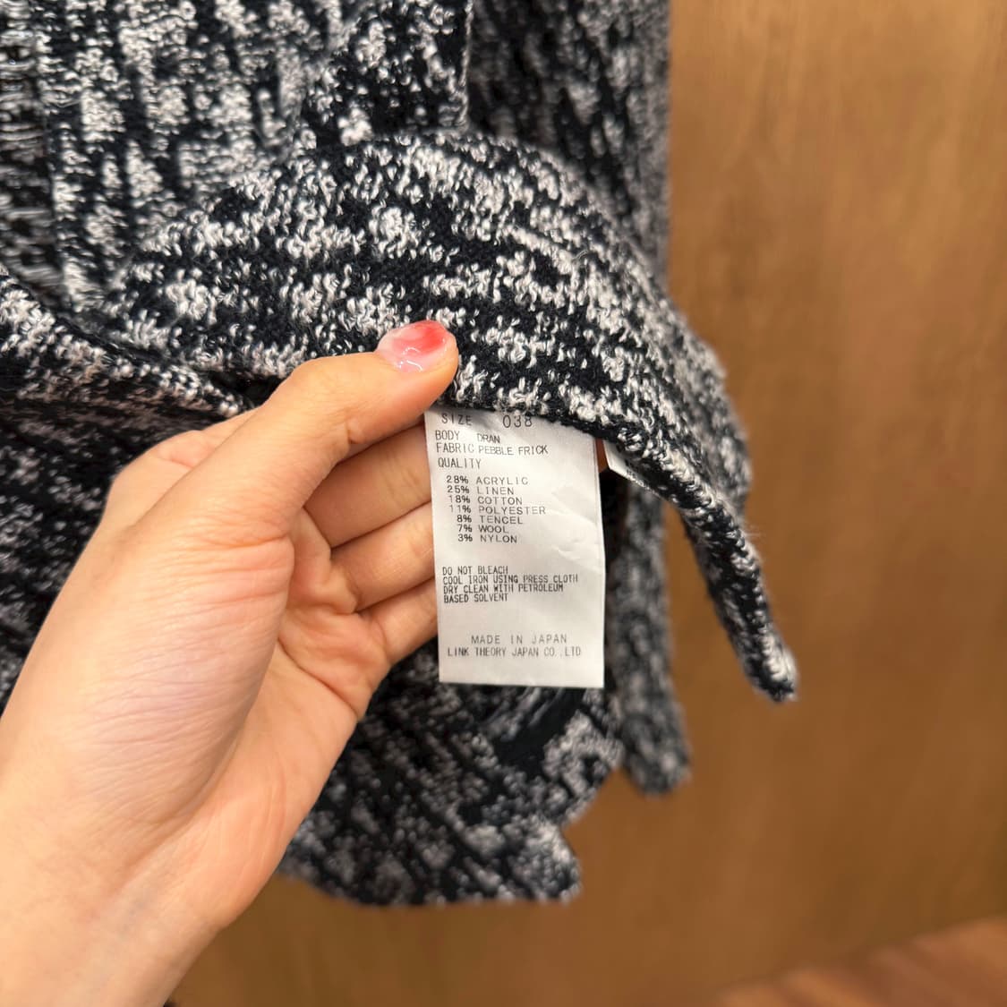 띠어리 럭스 슬림핏 노카라 자켓 트위드 텍스처 원단 디테일 블랙 화이트 상품이미지8