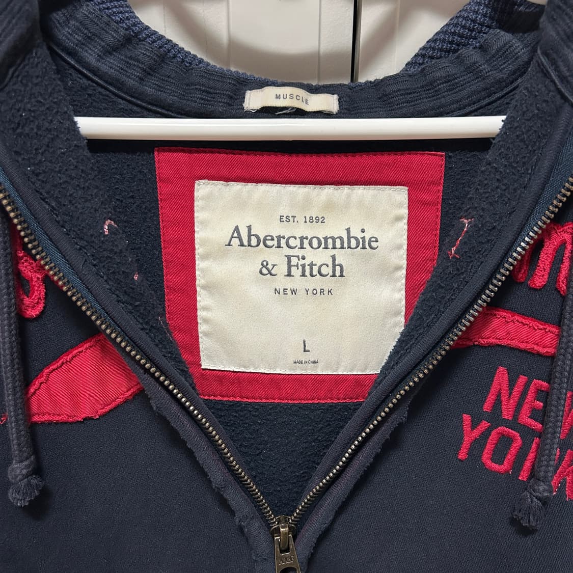 아베크롬비 머슬핏 데미지 후드집업 네이비 상품이미지4