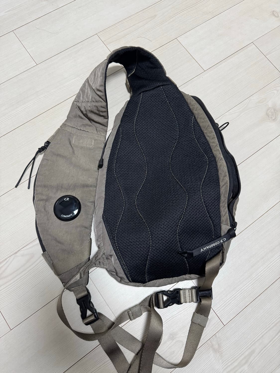 CP컴퍼니 나일론B크로스바디백 상품이미지2