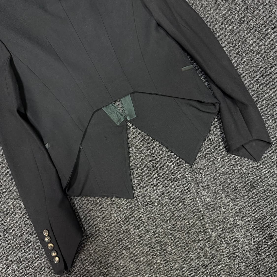 헬무트랭 비대칭 숏 디테일 블레이져 자켓 상품이미지8