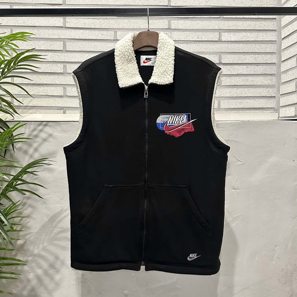 나이키 집업 베스트 쉐르파 안감 카라넥 로고 디테일 블랙 상품이미지2