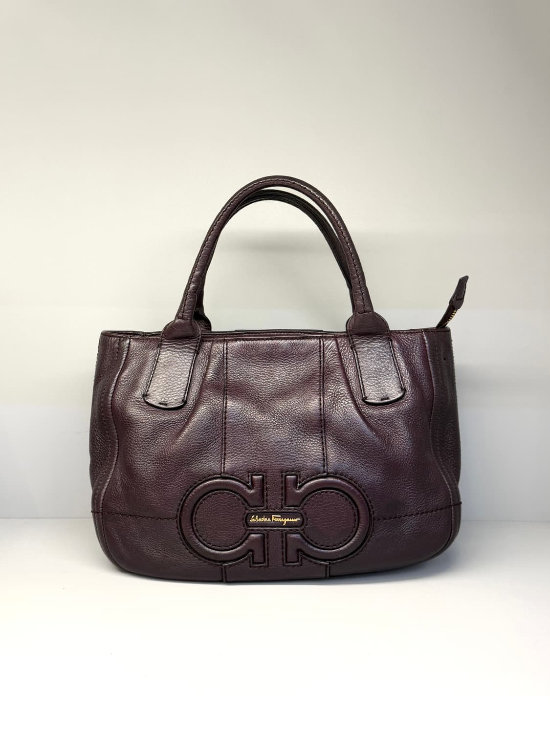 페라가모 간치니 엠보싱 레더 토트백 상품이미지2