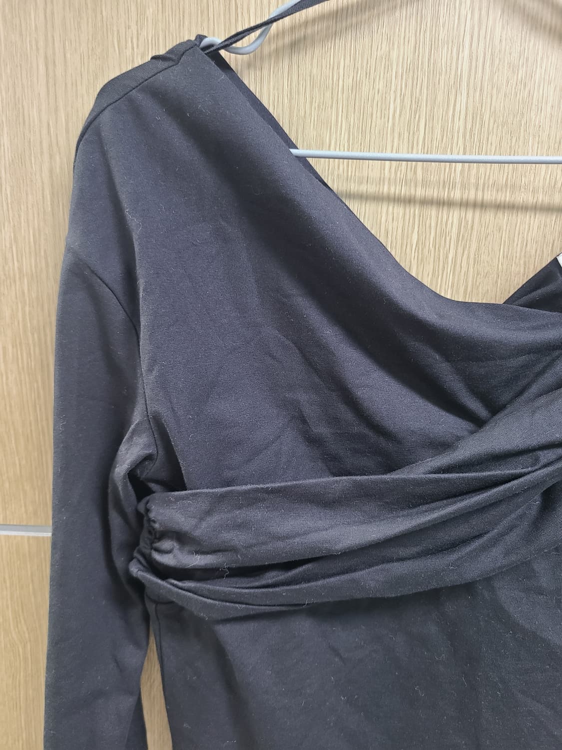 COS 오프숄더 긴팔티 상품이미지3