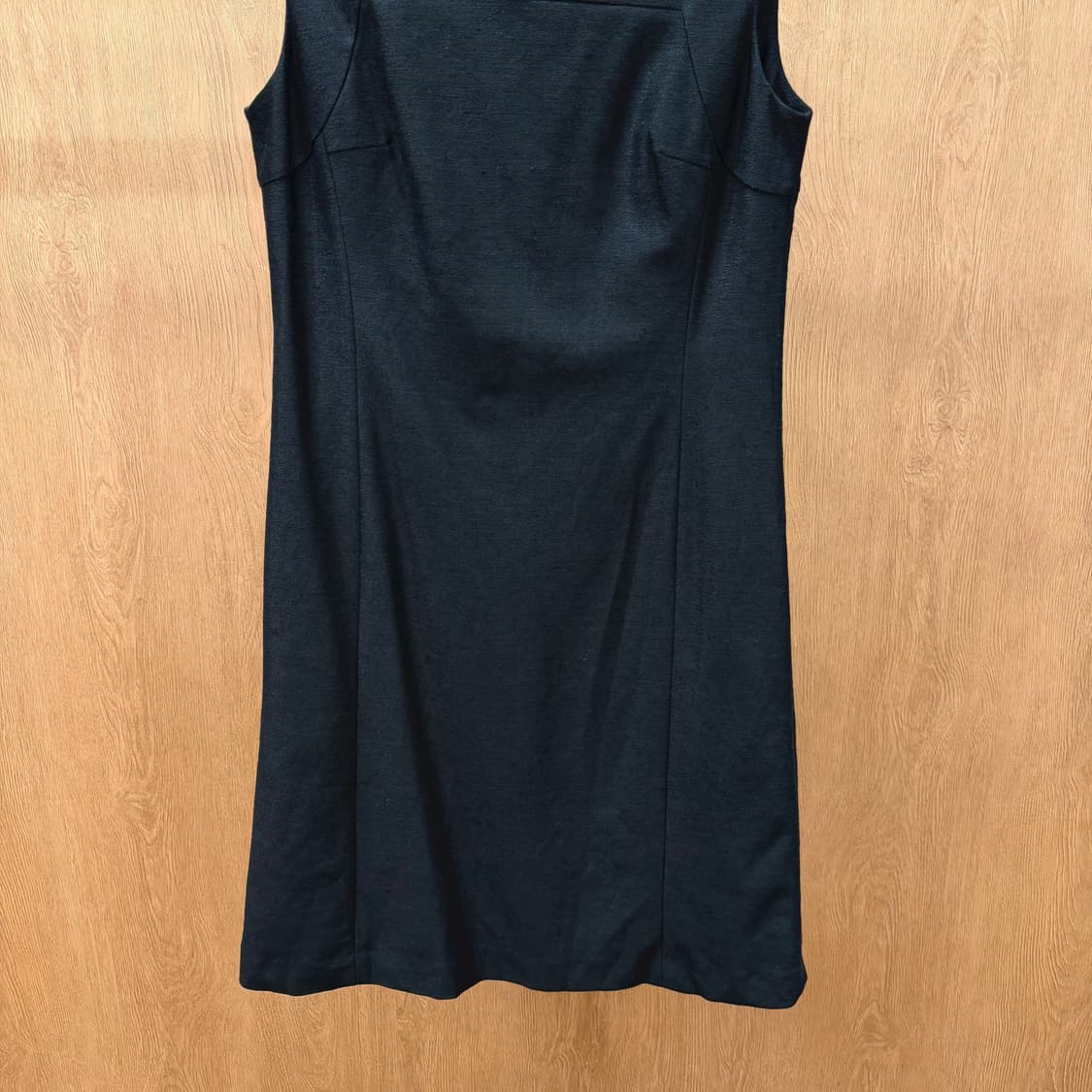 꾸레쥬 스퀘어넥 슬리브리스 A라인 원피스 바디 패널 절개 디테일 블랙 상품이미지5