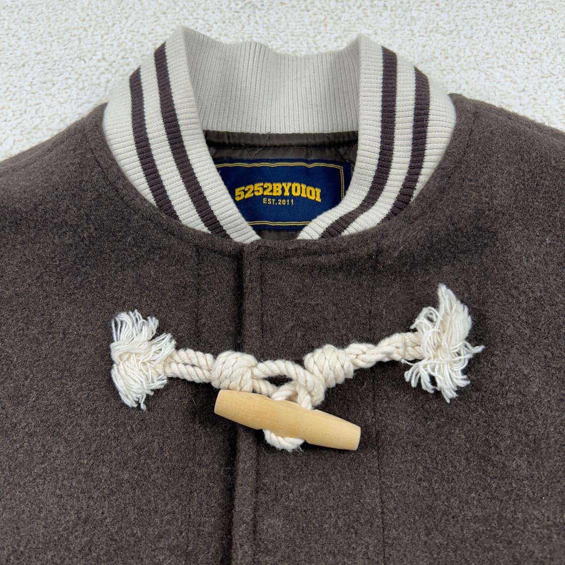 오아이오아이 떡볶이 단추 바시티 점퍼  상품이미지4