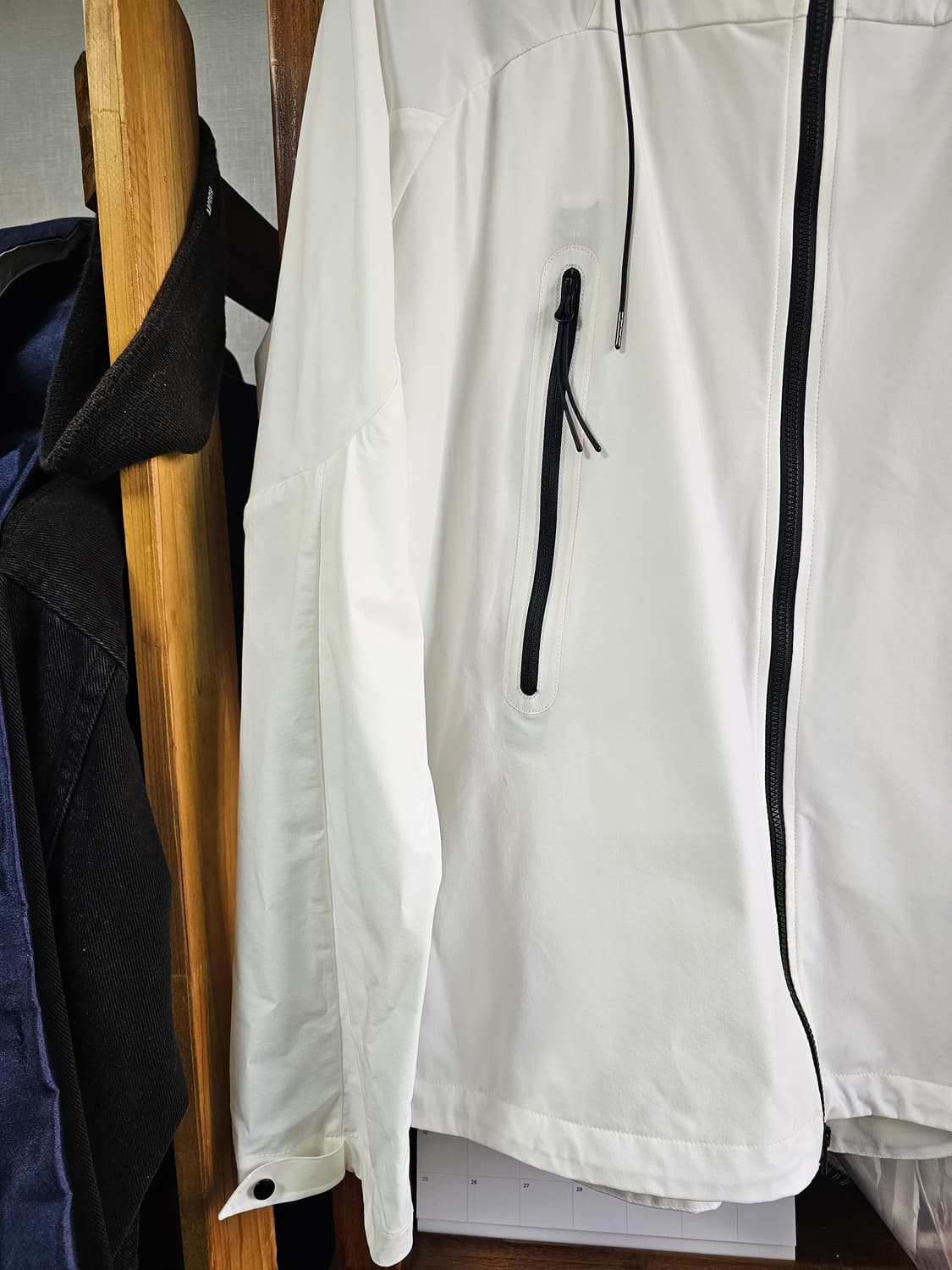 씨피에서 가장 인기 기본 모델 프로텍 CP컴퍼니 화이트 바람막이 팔아요 상품이미지3