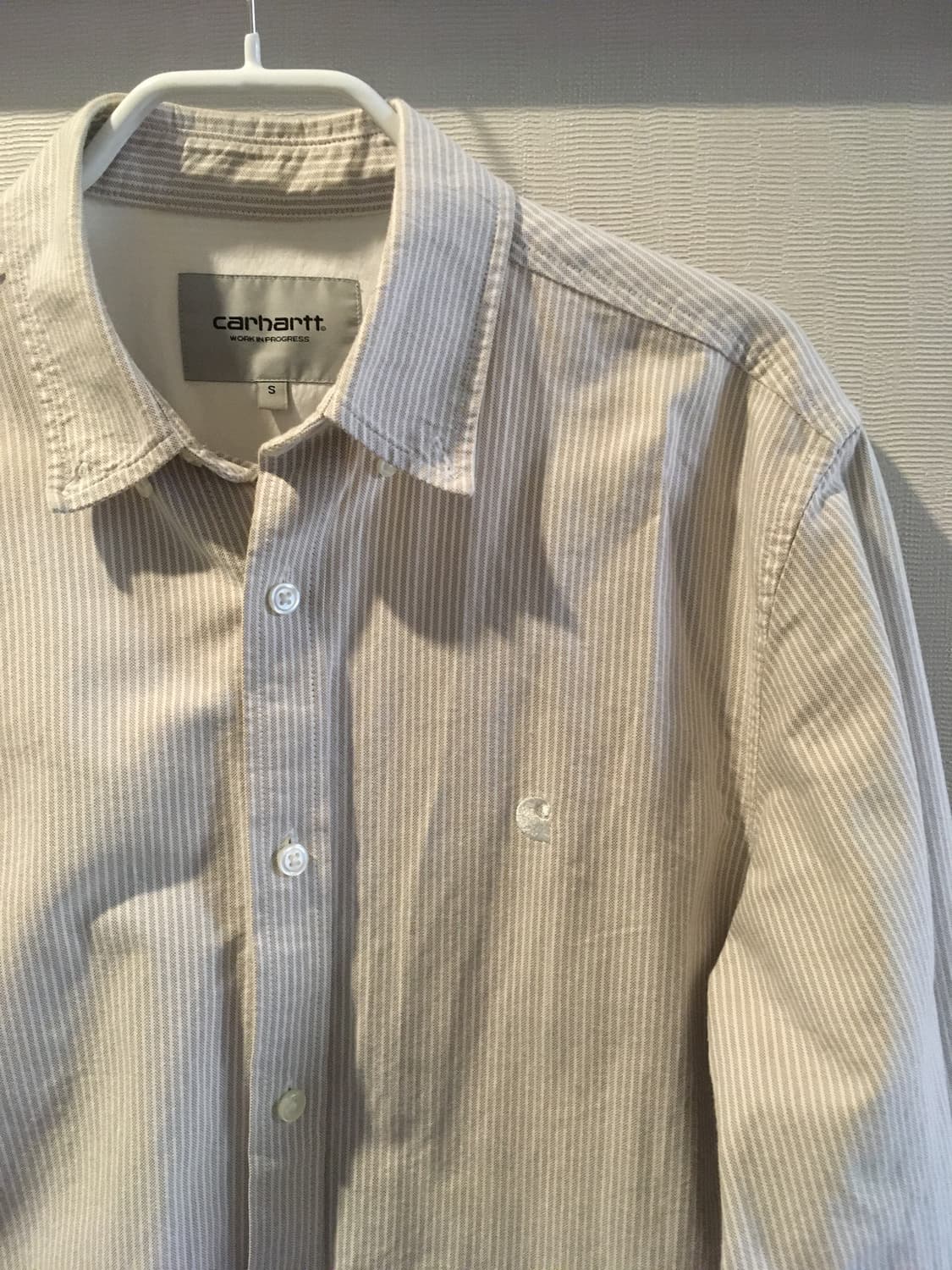 칼하트 스트라이프 긴팔 셔츠 베이지 상품이미지1