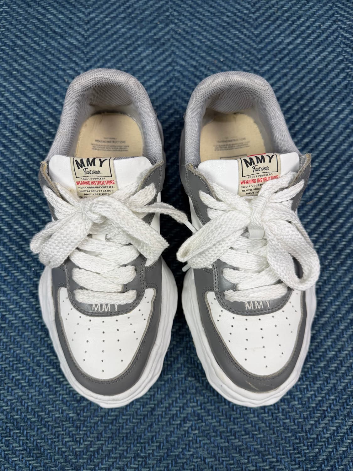 메종 미하라 야스히로 웨인 레더 로우탑 스니커즈 - 그레이/화이트 상품이미지1