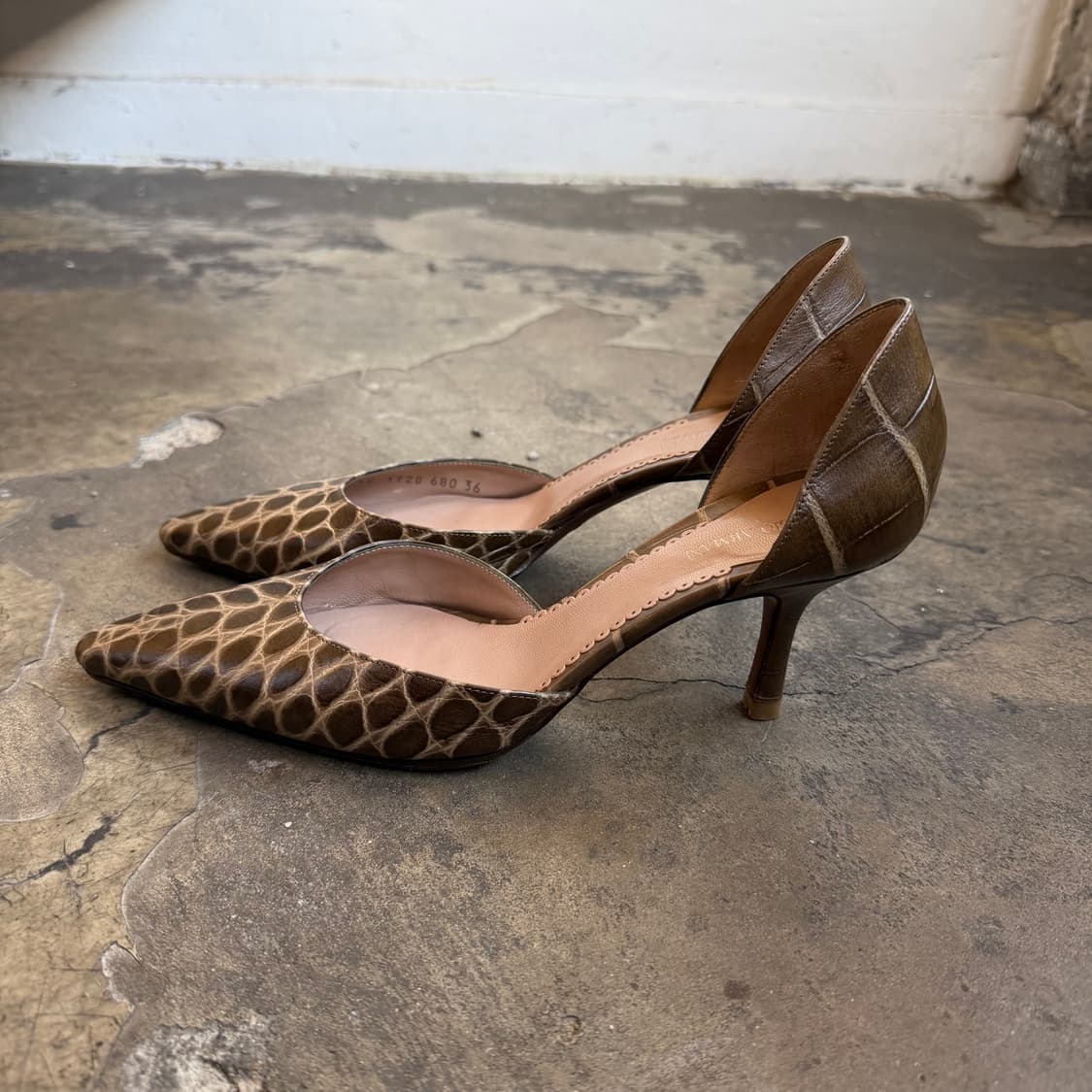 조르지오 알마니 크로커다일 엠보싱 스틸레토 키튼 힐 상품이미지3