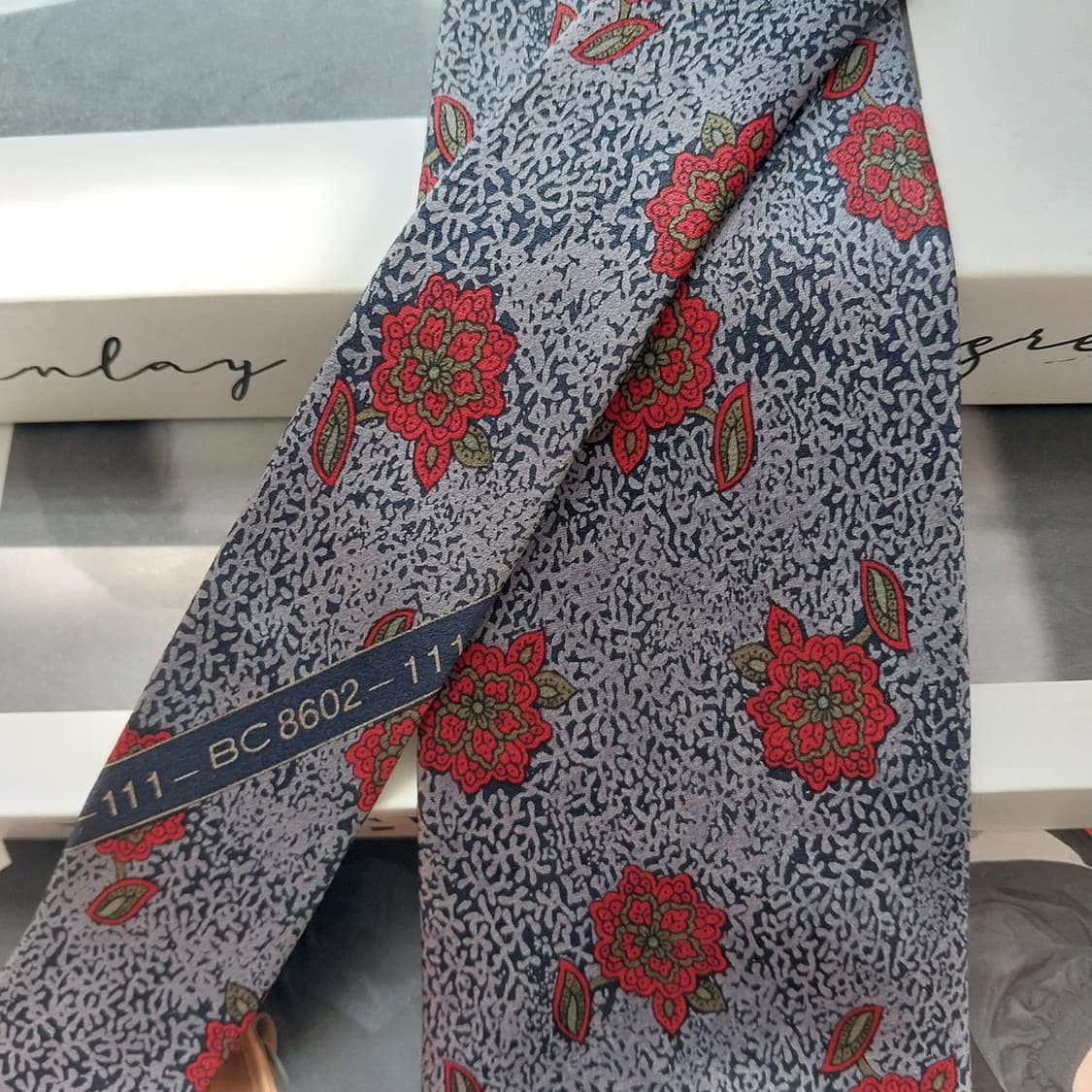 발렌시아가 네이비 플라워 패턴 넥타이 8.7cm A+~A등급 K2734
 상품이미지4
