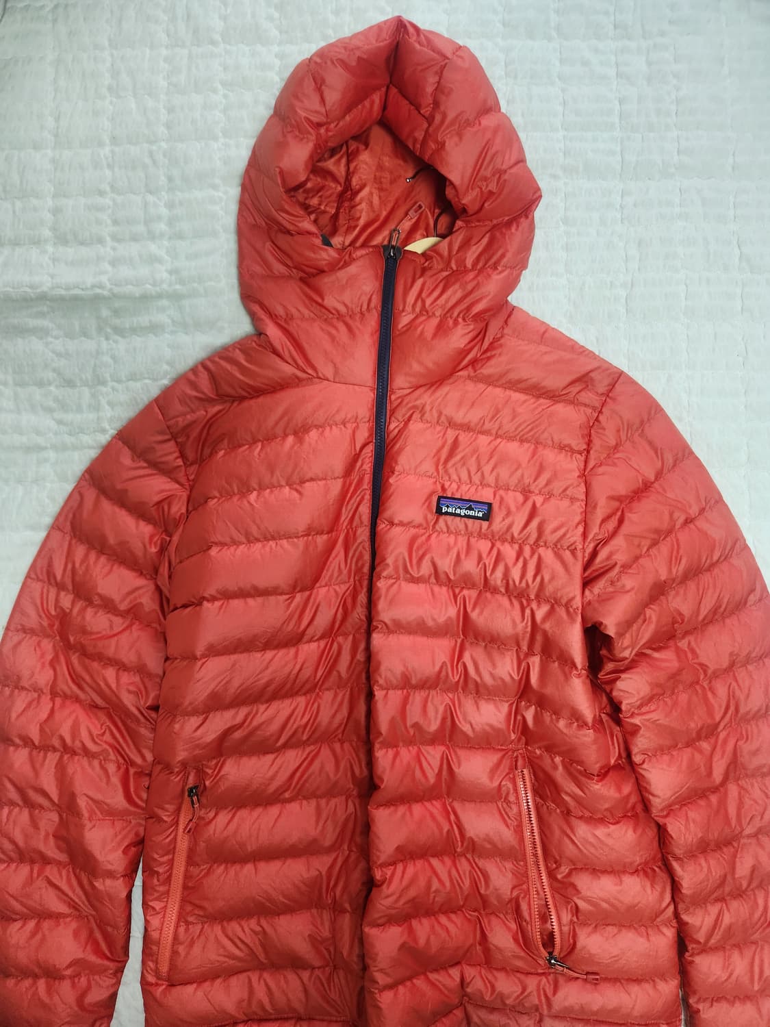 파타고니아 다운스웨터 후디  핫 엠버 색상 M 사이즈 상품이미지1