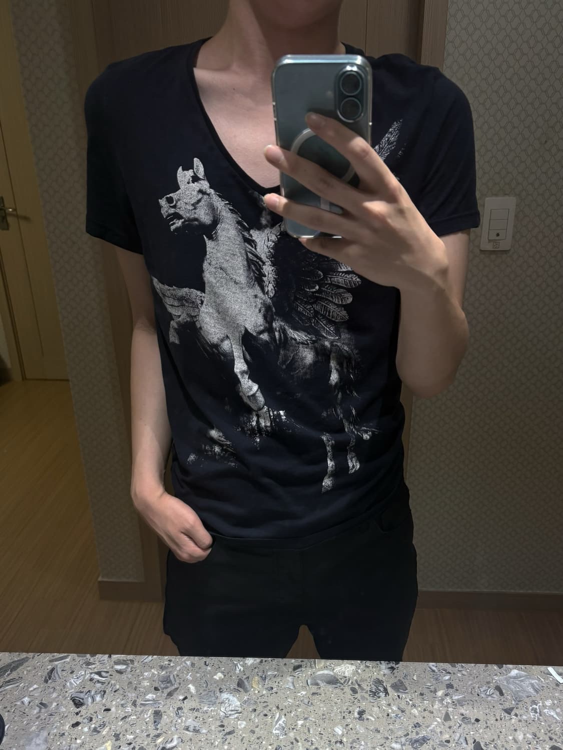 [M] H&M 페가수스 그래픽 딥 브이넥 반팔 티셔츠 (블랙) 상품이미지2