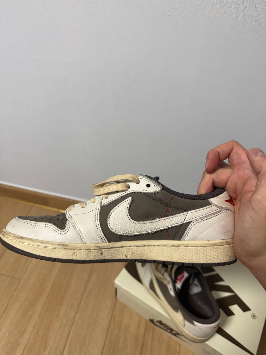 트레비스 스캇 조던 1 270 리버스 모카 상품이미지3