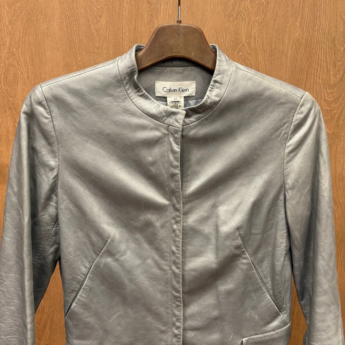 캘빈클라인 레더 자켓 밴드 카라 지퍼 여밈 디테일 실버 상품이미지3